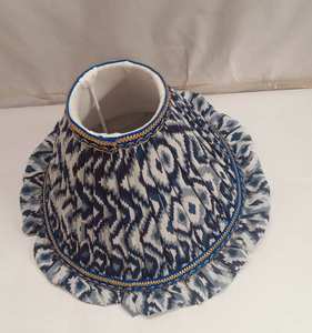 Abat-jour en tissu de lin mélangé imprimé en blocs Ikat bleu et blanc moderne de haute qualité, anneaux E27, design luxueux fait à la main pour une utilisation hôtelière - Product Image 5