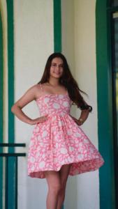 Robe mi-longue à imprimé floral pour femme avec col carré à bretelles au-dessus du genou/mi-cuisse rose et blanc Design à plusieurs niveaux - Product Image 4