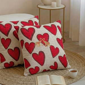 Nueva llegada: Funda de cojín de algodón hecha a mano con estampado de corazones y técnica de block print para el hogar y hoteles. - Product Image 3