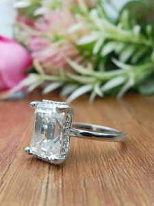 Anillo de Compromiso y Boda Clásico con Diamante de Corte Esmeralda de 2.5ct Cultivado en Laboratorio VVS para Mujer, Certificado para 14k - Product Image 3