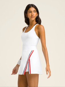 Robe de tennis blanche pour femme avec rayures rouges et bleu marine, sans manches, ajustée, anti-transpiration, vêtements de sport - Product Image 2