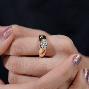 Bague de fiançailles pour femme en diamant de laboratoire certifié IGI, taille ovale, sertie clos, style East West - Product Image 6