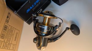 Compre el Nuevo y Moderno Carrete de Pesca Giratorio Daiwa 25 SALTIGA 25000-P (Modelo 2025) con Relación de Engranajes 4.4, 600g, Acero Inoxidable - Product Image 2