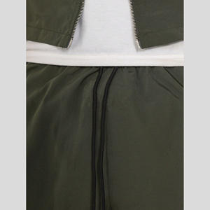 Veste zippée coupe-vent logo personnalisé ODM Ensemble veste de survêtement légère en nylon pour homme et pantalon cargo au design haut de gamme - Product Image 4