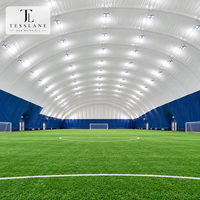 Dôme sportif préfabriqué à construction rapide en membrane PVDF, grande portée, solution personnalisée pour le tennis, le pickleball et le football