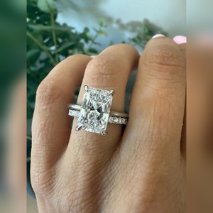 Anillo de Compromiso con Diamante Cultivado en Laboratorio, Corte Radiante, Claridad VVS2, 3.00 Quilates, Certificado IGI, Venta al por Mayor a Precio Económico - Product Image 3