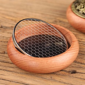 Quemador de Incienso de Madera Reutilizable con Tapa de Diseño de Metal Dorado para Varillas Aromáticas y Ambiente en el Hogar o para Regalo, Procedente de la India - Product Image 2