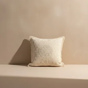 Housse de coussin de luxe authentique en dentelle crème à motifs brodés, design carré pour la décoration intérieure, sans rembourrage. - Product Image 2