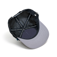 Gorra de golf deportiva personalizada de 5 paneles con clip marcador de bola, impermeable, 100% poliéster Dobby, hebilla de cobre dorado, perforada con corte láser común