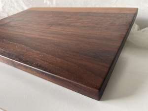 Planche à découper en noyer australien fabriquée à la main, planche de préparation et de service en bois massif, sans danger pour les aliments, conçue avec une riche veine naturelle - Product Image 2