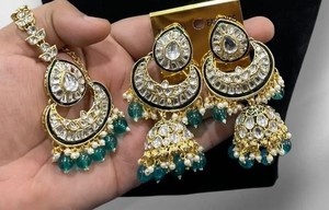 Ensemble de collier Kundan plaqué or hautement artisanal avec boucles d'oreilles Jhumka, perles vertes, bijoux indiens de mariage et de fête, imitation - Product Image 3