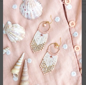 Boucles d'oreilles à franges perlées de qualité luxe boucles d'oreilles à pampilles perlées ivoire pêche pastel blush et or - Product Image 1