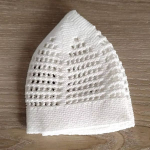 Gorro de Oración Musulmán para Hombre, Diseño en Relieve, 100% Algodón, Bordado a Mano, Ajustable, Estilo Árabe, Color Negro y Blanco, Hecho en Bangladesh - Product Image 3