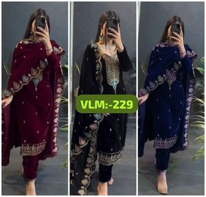 Pantalons Kurtis en velours de viscose lourd finition de luxe Costumes Dupatta avec motif élégant et bordure fantaisie pour les fêtes et les événements - Product Image 3