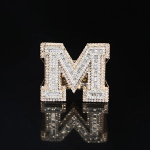 Anillo de Moda con Letra M, Completamente Adornado con Diamantes Moissanite Redondos Brillantes y Corte Baguette en Claridad VVS - Product Image 1