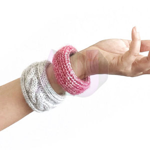 Bracelet en tricot moderne, accessoire de style de vie, tricot doux et élastique, confortable à porter pour les tenues décontractées et l'usage quotidien - Product Image 4