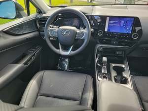 Lexus NX 250 FWD Plus 2024 d'occasion en excellent état, sans accident, conduite à gauche/droite - Product Image 4