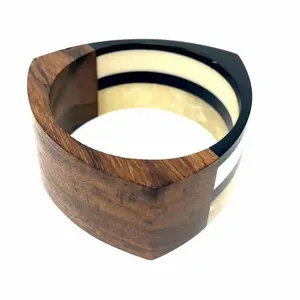 ¡Último diseño, brazalete de moda de resina epoxi amarilla, encanto atractivo para usar a mano a la venta! - Product Image 2