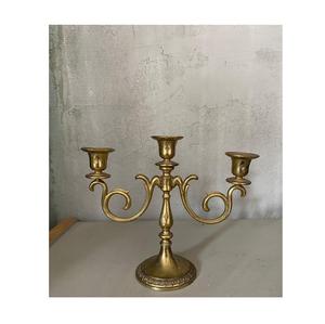 Candélabre classique en métal avec un design élégant à plusieurs bras, parfait pour les centres de table et la décoration intérieure - Product Image 4