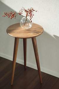 Les dernières tables d'appoint en bois avec pieds fabriqués à la main et surface polie sont parfaites pour les maisons de style vintage ou moderne - Product Image 5