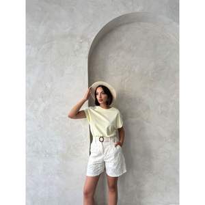 Camiseta amarilla con hombros descubiertos para mujer - Product Image 2