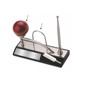 Soporte elegante para bolígrafo con tema de golf de buena calidad con reloj integrado Organizador de escritorio perfecto para entusiastas del golf al mejor precio - Product Image 1