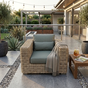 Fauteuil d'extérieur moderne en rotin tressé naturel avec coussin couleur naturelle et accoudoirs larges, pour aménagement de patio et décoration - Product Image 5