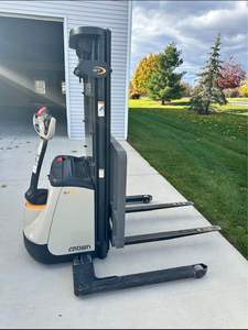 Chariot élévateur électrique à fourche CROWN ST3000-25 2016 - Capacité de 2500 lb - Hauteur de fourche de 85 mm - Tout-terrain - Intérieur - Roues en tissu nylon - Moins de 50 - Product Image 3