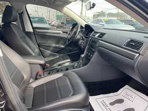 Volkswagen Passat R-Line 4 portes (1.8L 4 cylindres Turbo 6A) légèrement usagée, modèle 2017 - Product Image 4