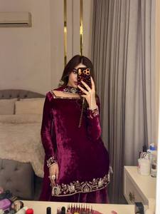 Magnifique Salwar Kameez traditionnel en velours, orné de perles et de broderies Nakshi Dabka, qualité supérieure, velours de viscose lourd, séchage rapide, idéal pour toutes les occasions. - Product Image 2