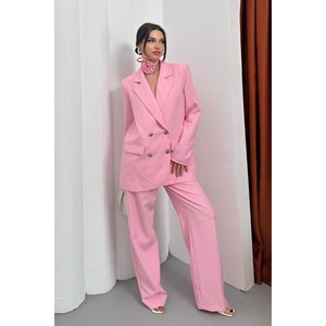 Giacca da donna con doppio Blazer tailleur pantalone con accessorio rosa e dettaglio con bottone a gamba larga - Product Image 5