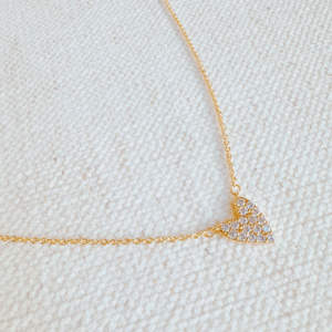 สร้อยคอรูปหัวใจเล็กประดับเพชรและมุก พร้อมสายโซ่ทองเหลืองชุบทองและสแตนเลสสตีล ดีไซน์ทันสมัย เหมาะสำหรับเป็นของขวัญ - Product Image 1