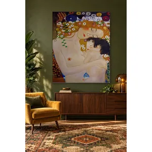 Fida Klimt Mère avec des fleurs dans les cheveux et enfant endormi, impression sur toile verticale - Product Image 1