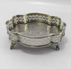 Plato moderno respetuoso con el medio ambiente Excelente diseño con acabado antiguo de latón plateado Alimentos de metal seguro para uso en restaurantes - Product Image 1