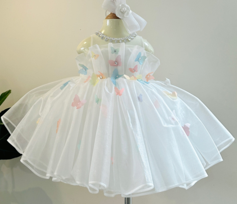 ผ้าสีแดงกับต้นสนสีแดง