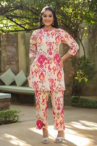 Ensemble de deux pièces à imprimé floral multicolore, haut court à col en O et pantalon large style Kurta Ensemble coordonné 100% coton OEM ODM - Product Image 4
