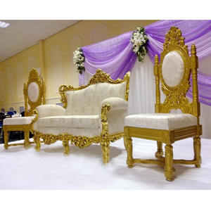 โซฟางานแต่งงานสีขาวทองแบบมหาราชา พร้อมเก้าอี้ โซฟาสำหรับพิธีต้อนรับเจ้าบ่าวเจ้าสาวสไตล์โมเดิร์น โซฟาสำหรับงานแต่งงานแบบฮินดูที่สามารถปรับแต่งได้ ชุดโซฟาสำหรับงานแต่งงานในสหราชอาณาจักร - Product Image 1