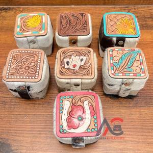 Boîte à bagues personnalisée en cuir de vachette usiné à la main Design floral élégant parfait pour les mariées et cadeau de bague de mariage de haute qualité - Product Image 1