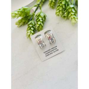 Boucles d'oreilles créoles en argent sterling faites à la main par des artisans Navajo, bijoux culturels de collection - Product Image 4