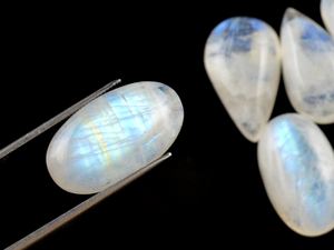 Lot de pierres précieuses en pierre de lune bleue naturelle Dhorgems, cabochon, certifié par un tiers, formes et tailles variées - Product Image 6