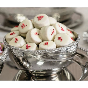 Bol de service de bonbons au chocolat au design unique fait à la main Bol à chocolat en métal doré de meilleure qualité pour les mariages et les fêtes d'anniversaire - Product Image 3