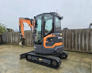 รถขุดขนาดเล็ก Kubota พร้อมห้องโดยสารและใบมีดดันดิน ความจุบุ้งกี๋ 0.11 ลูกบาศก์เมตร กำลังขุดสูง - Product Image 2