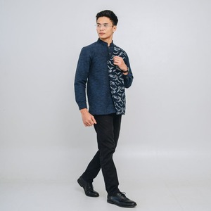 เสื้อแขนยาวของผู้ชายที่ได้รับแรงบันดาลใจจากชาติพันธุ์พิมพ์ลายเมฆหรูหราและดีไซน์เข้ารูปทันสมัยทำด้วยมือจากประเทศอินโดนีเซีย - Product Image 6