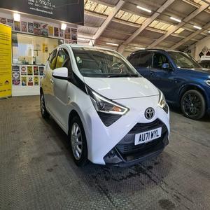 TOYOTA AYGO 1.0 VVT-I X-PLAY 2021 d'occasion, conduite à gauche/droite - Product Image 1