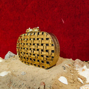 Bolso de Mano Tejido a Mano en Metal Dorado con Patrón de Cesta, Bolso de Fiesta de Lujo de Diseñador, Regalo de Aniversario - Product Image 3