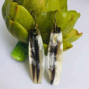 Boucles d'oreilles en os de corne de buffle d'ange de style vintage d'origine éthique bijoux naturels à la mode faits à la main - Product Image 3