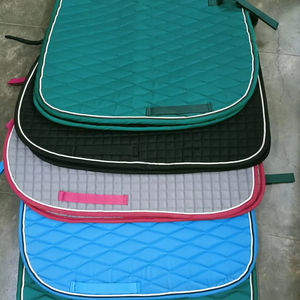 Tapis de selle élégant et respirant pour dressage de chevaux avec haut flétrissement, rembourrage matelassé doux et sangles de circonférence sûres pour une utilisation équestre - Product Image 1