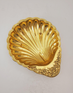 Elegant gold Round Serving Tray with Intricate Pattern Design Perfect for Presenting <b>Desserts</b> and Beverages Stylishly - Product Image 6