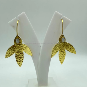 ต่างหูชุบทองที่ซับซ้อนสำหรับผู้หญิงเครื่องประดับงานแต่งงานที่ทนทานต่อการเสื่อมเสียพร้อมหินมุกหลักราคาดีที่สุด - Product Image 1