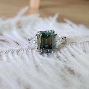 Anillo de compromiso de moissanita de tres piedras Anillo de moissanita verde 2,50 CTW Corte Esmeralda Anillo de plata esterlina de boda de diamante original - Product Image 1